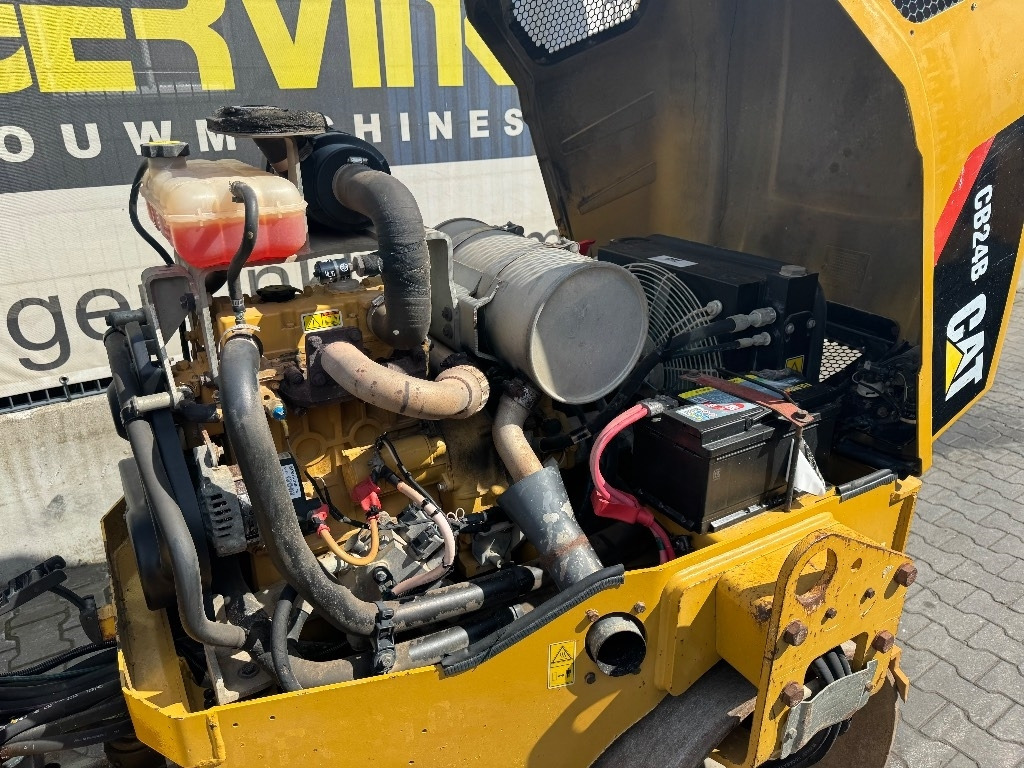 CAT CB 24 B - Cestovni valjak: slika CAT CB 24 B - Cestovni valjak CAT CB 24 B - Cestovni valjak: slika CAT CB 24 B - Cestovni valjak