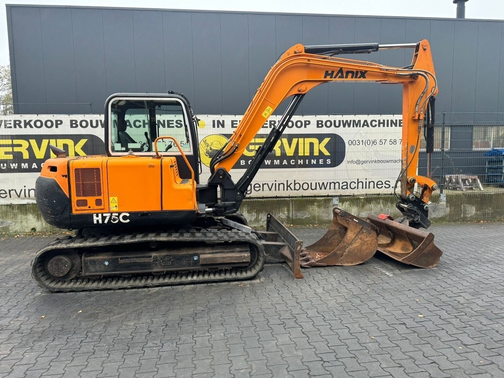 Mini bager Hanix H 75 C: slika Mini bager Hanix H 75 C