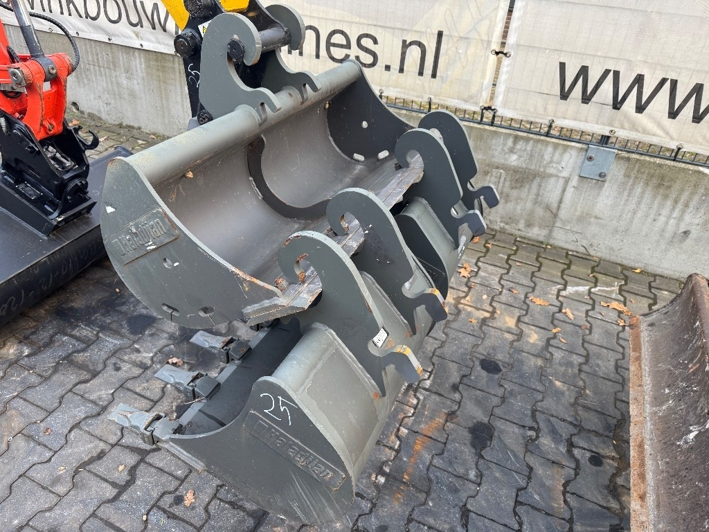 Komatsu PC 26 MR-3 - Mini bager: slika Komatsu PC 26 MR-3 - Mini bager Komatsu PC 26 MR-3 - Mini bager: slika Komatsu PC 26 MR-3 - Mini bager