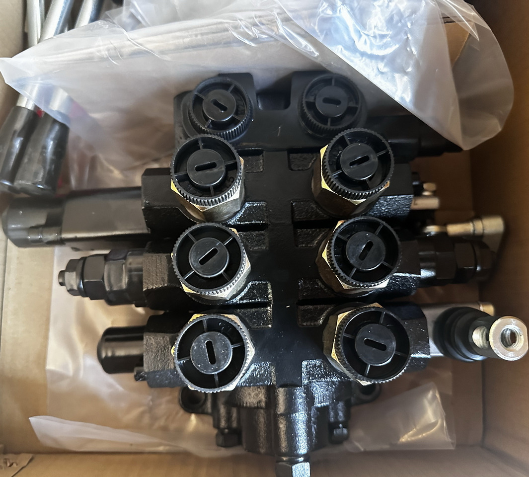 Qingdao Promising Hydraulic Directional Control Valve DL0Q0-d10L - Hidraulični ventil za Utovarivač na kotačima: slika Qingdao Promising Hydraulic Directional Control Valve DL0Q0-d10L - Hidraulični ventil za Utovarivač na kotačima Qingdao Promising Hydraulic Directional Control Valve DL0Q0-d10L - Hidraulični ventil za Utovarivač na kotačima: slika Qingdao Promising Hydraulic Directional Control Valve DL0Q0-d10L - Hidraulični ventil za Utovarivač na kotačima