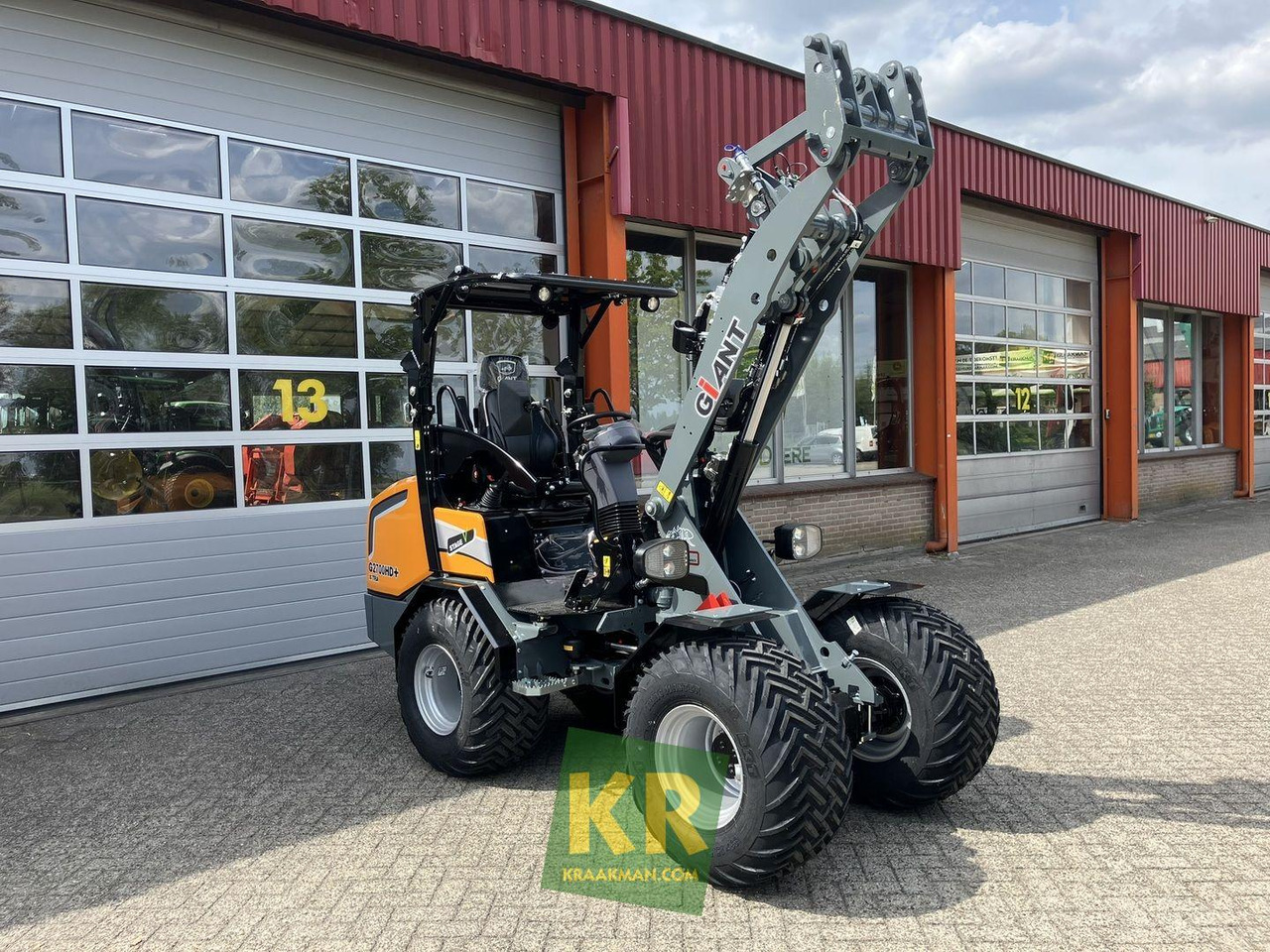 G2700 X-tra HD+ Giant - Zglobni utovarivač: slika G2700 X-tra HD+ Giant - Zglobni utovarivač G2700 X-tra HD+ Giant - Zglobni utovarivač: slika G2700 X-tra HD+ Giant - Zglobni utovarivač