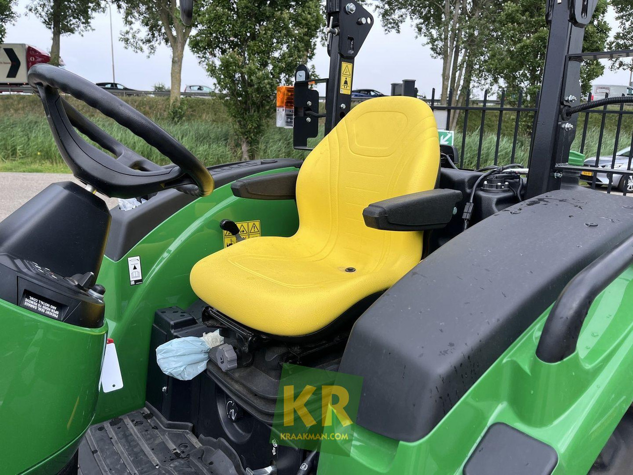 Novi Mali traktor John Deere 4066M: slika Novi Mali traktor John Deere 4066M
