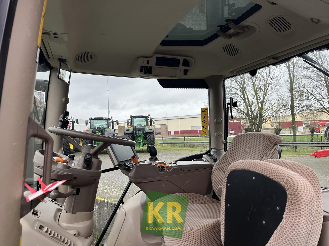 Traktor John Deere 6215R: slika Traktor John Deere 6215R