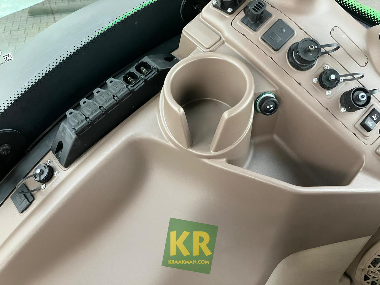 John Deere 6R 155 - Traktor: slika John Deere 6R 155 - Traktor John Deere 6R 155 - Traktor: slika John Deere 6R 155 - Traktor