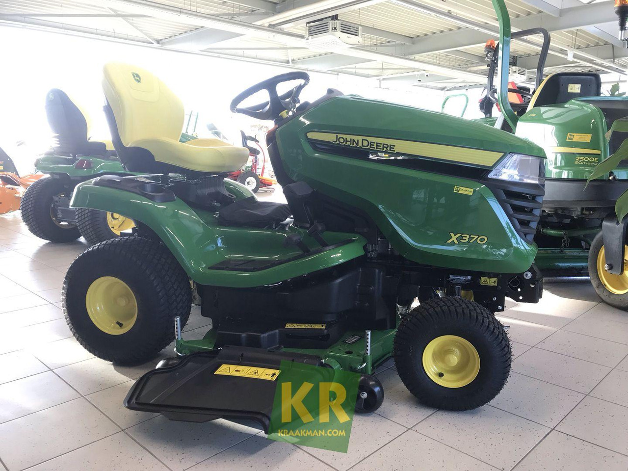 John Deere X370 - Vrtna kosilica: slika John Deere X370 - Vrtna kosilica John Deere X370 - Vrtna kosilica: slika John Deere X370 - Vrtna kosilica