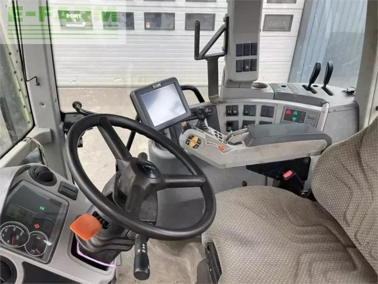 CLAAS axion 820 cmatic CMATIC - Traktor: slika CLAAS axion 820 cmatic CMATIC - Traktor CLAAS axion 820 cmatic CMATIC - Traktor: slika CLAAS axion 820 cmatic CMATIC - Traktor