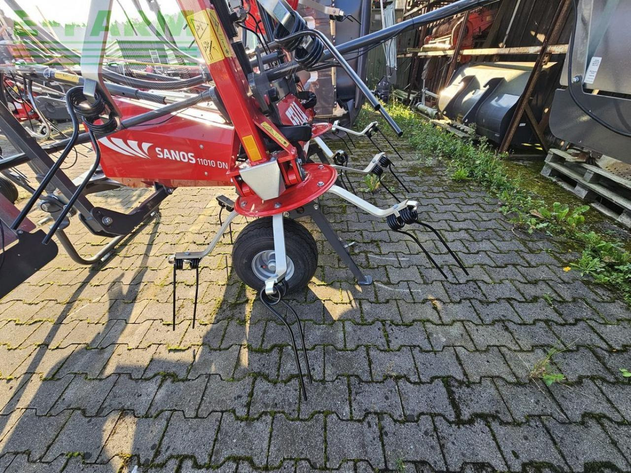 Fella sanos 11010 dn - Prevrtač sijena/ Grabulje: slika Fella sanos 11010 dn - Prevrtač sijena/ Grabulje Fella sanos 11010 dn - Prevrtač sijena/ Grabulje: slika Fella sanos 11010 dn - Prevrtač sijena/ Grabulje