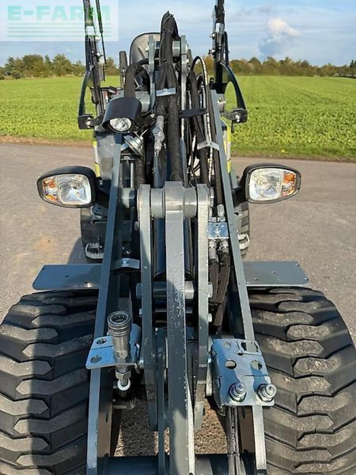 Giant 306 - Mini bager: slika Giant 306 - Mini bager Giant 306 - Mini bager: slika Giant 306 - Mini bager