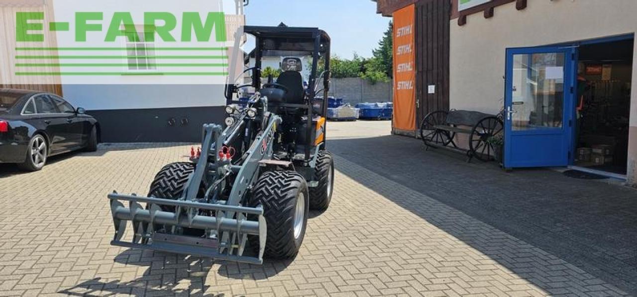 Giant g 2500 x-tra hd y, kompaktradlader mit euro-aufnahme, 2,4 t, niedriges hubgerüst - Utovarivač na kotačima: slika Giant g 2500 x-tra hd y, kompaktradlader mit euro-aufnahme, 2,4 t, niedriges hubgerüst - Utovarivač na kotačima Giant g 2500 x-tra hd y, kompaktradlader mit euro-aufnahme, 2,4 t, niedriges hubgerüst - Utovarivač na kotačima: slika Giant g 2500 x-tra hd y, kompaktradlader mit euro-aufnahme, 2,4 t, niedriges hubgerüst - Utovarivač na kotačima