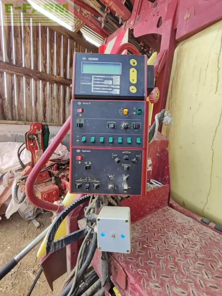 Hardi navigator - Vučena prskalica: slika Hardi navigator - Vučena prskalica Hardi navigator - Vučena prskalica: slika Hardi navigator - Vučena prskalica