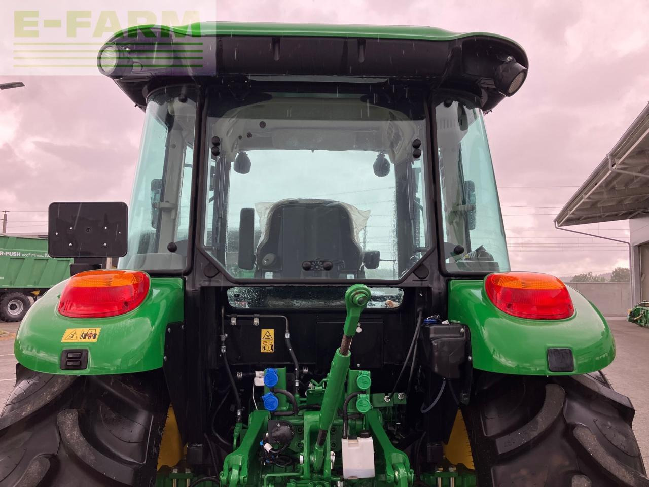 Traktor John Deere 5067E: slika Traktor John Deere 5067E