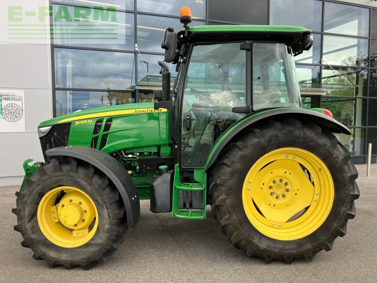 John Deere 5085M - Traktor: slika John Deere 5085M - Traktor John Deere 5085M - Traktor: slika John Deere 5085M - Traktor