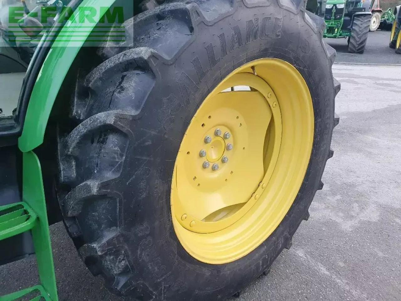 Traktor John Deere 5100 m: slika Traktor John Deere 5100 m