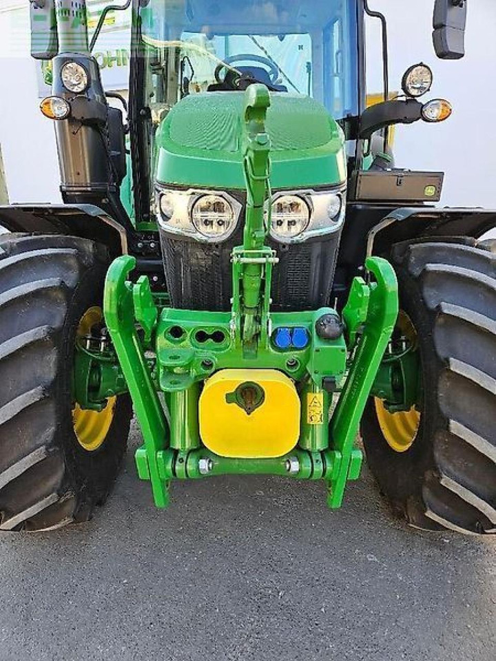 Traktor John Deere 6120m: slika Traktor John Deere 6120m