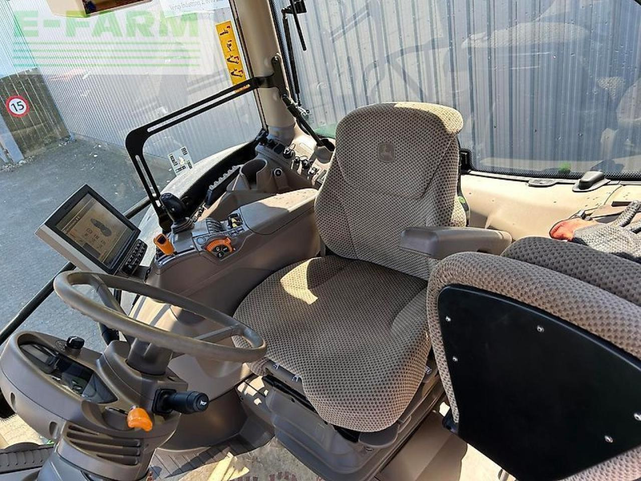 Traktor John Deere 6215r: slika Traktor John Deere 6215r Traktor John Deere 6215r: slika Traktor John Deere 6215r