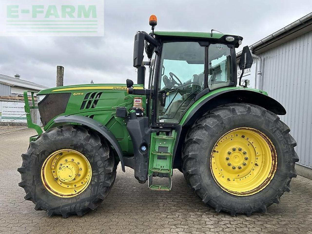 Traktor John Deere 6215r: slika Traktor John Deere 6215r