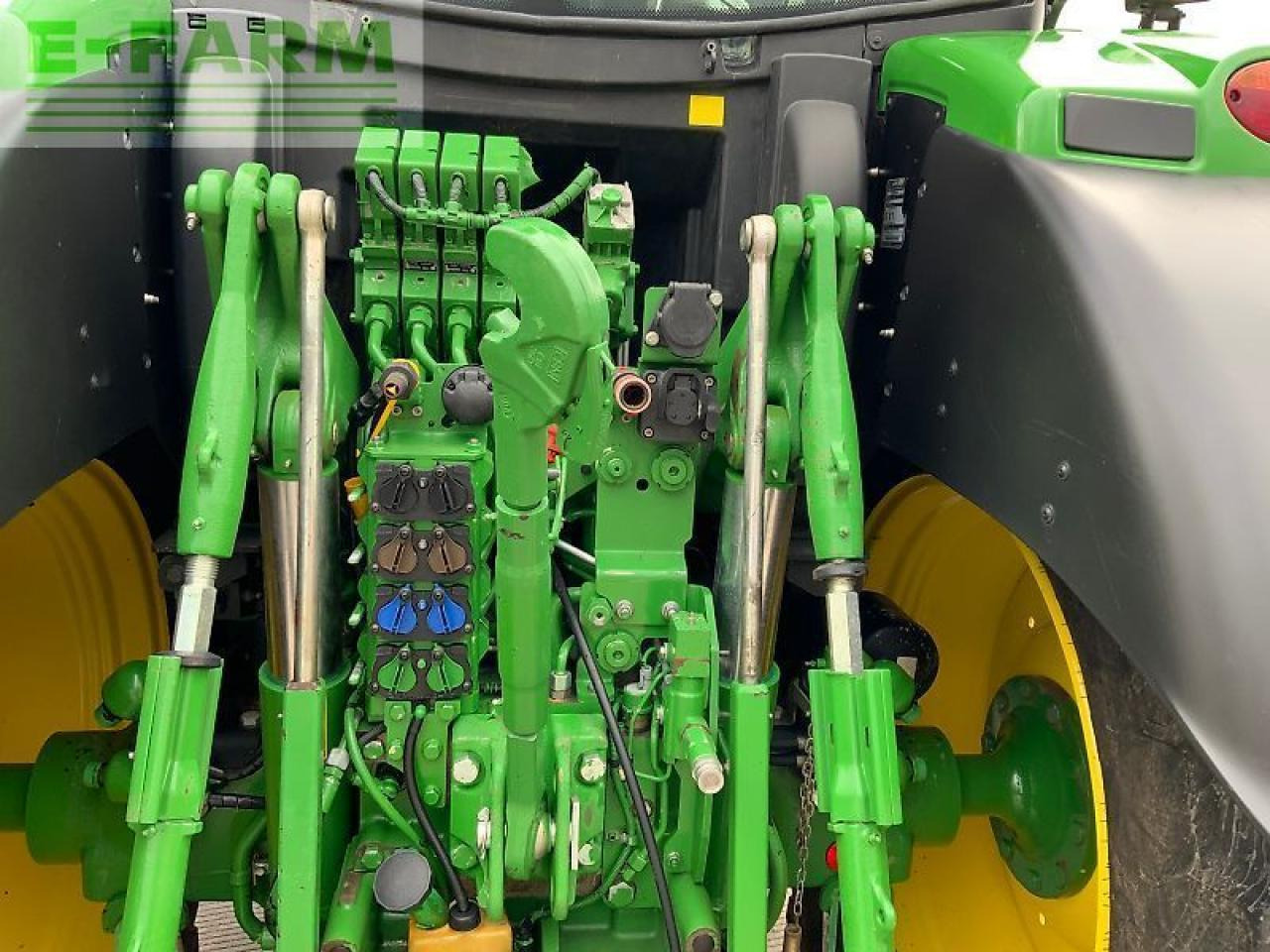 Traktor John Deere 6215r tractor (st24044): slika Traktor John Deere 6215r tractor (st24044) Traktor John Deere 6215r tractor (st24044): slika Traktor John Deere 6215r tractor (st24044)