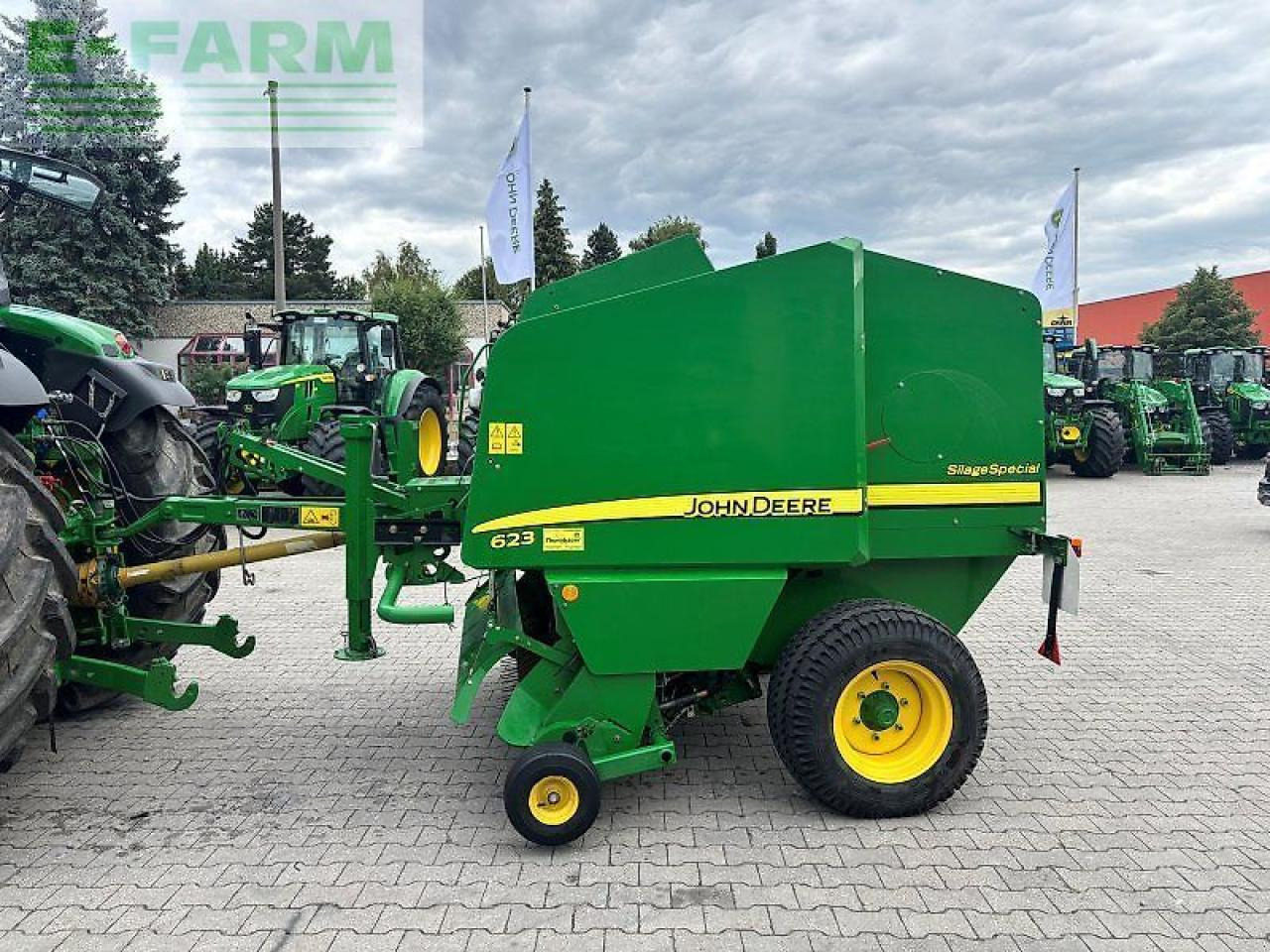 John Deere 623 - Kvadratna balirka: slika John Deere 623 - Kvadratna balirka John Deere 623 - Kvadratna balirka: slika John Deere 623 - Kvadratna balirka