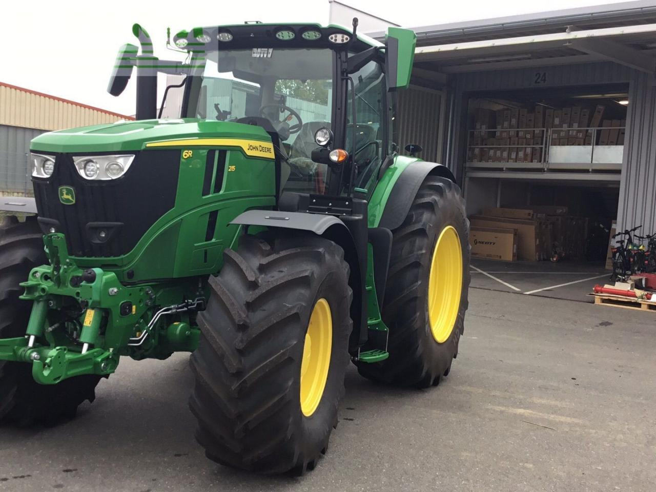 John Deere 6R215 - Traktor: slika John Deere 6R215 - Traktor John Deere 6R215 - Traktor: slika John Deere 6R215 - Traktor