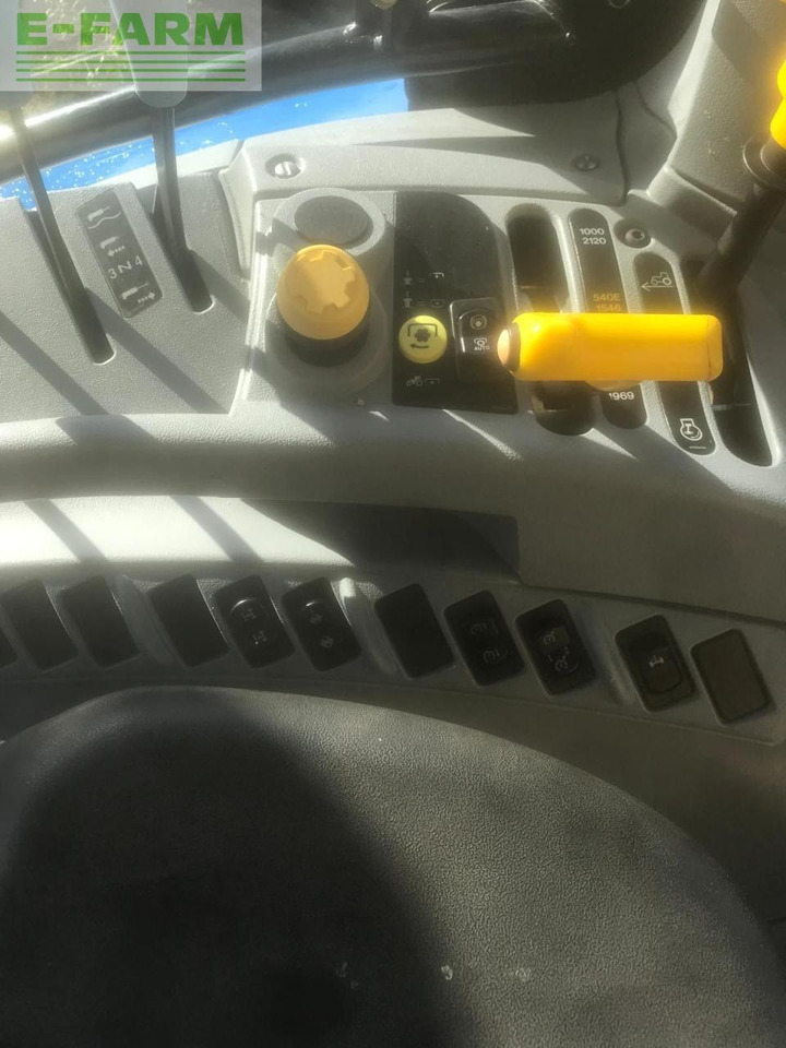 New Holland T7.225 - Traktor: slika New Holland T7.225 - Traktor New Holland T7.225 - Traktor: slika New Holland T7.225 - Traktor