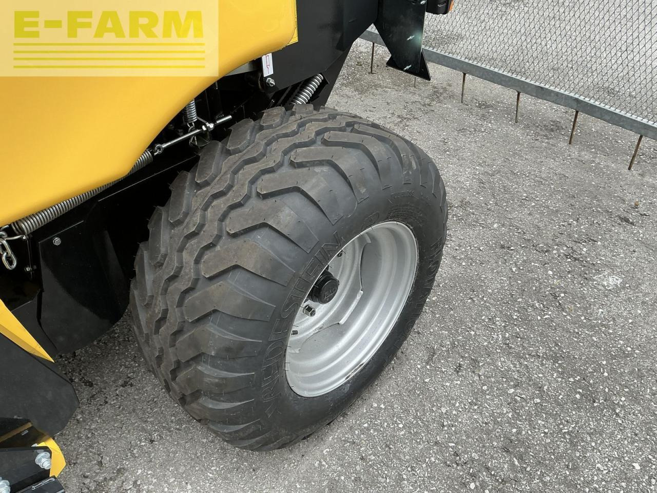 New Holland roll-bar 120 utility - Kvadratna balirka: slika New Holland roll-bar 120 utility - Kvadratna balirka New Holland roll-bar 120 utility - Kvadratna balirka: slika New Holland roll-bar 120 utility - Kvadratna balirka