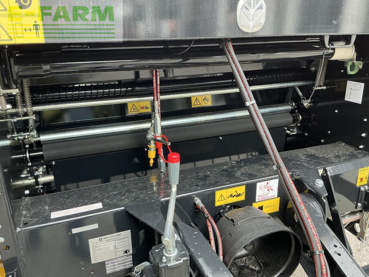 New Holland roll-bar 120 utility - Kvadratna balirka: slika New Holland roll-bar 120 utility - Kvadratna balirka New Holland roll-bar 120 utility - Kvadratna balirka: slika New Holland roll-bar 120 utility - Kvadratna balirka
