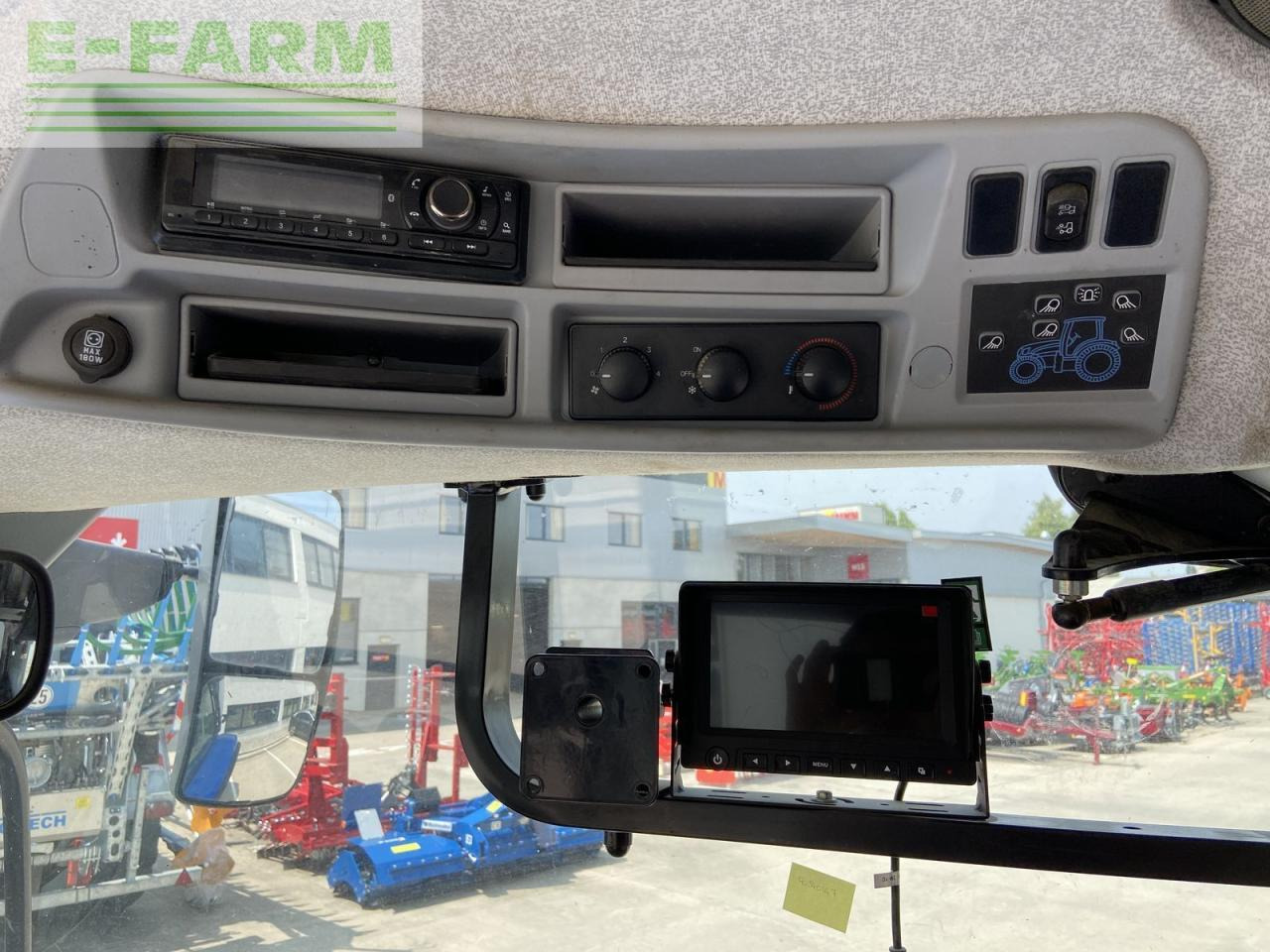Traktor New Holland t6.145 stage v: slika Traktor New Holland t6.145 stage v