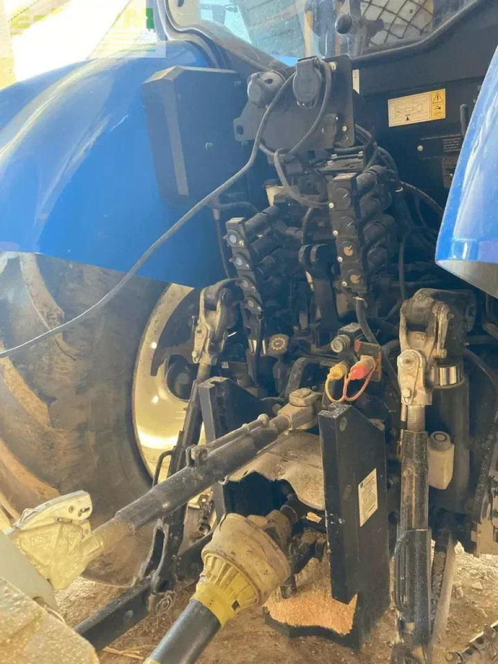 New Holland t6.165 dynamic command - Traktor: slika New Holland t6.165 dynamic command - Traktor New Holland t6.165 dynamic command - Traktor: slika New Holland t6.165 dynamic command - Traktor