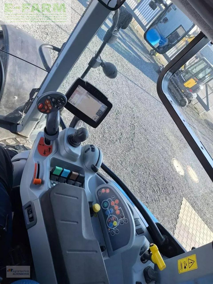 Traktor New Holland t7.210 ac: slika Traktor New Holland t7.210 ac Traktor New Holland t7.210 ac: slika Traktor New Holland t7.210 ac