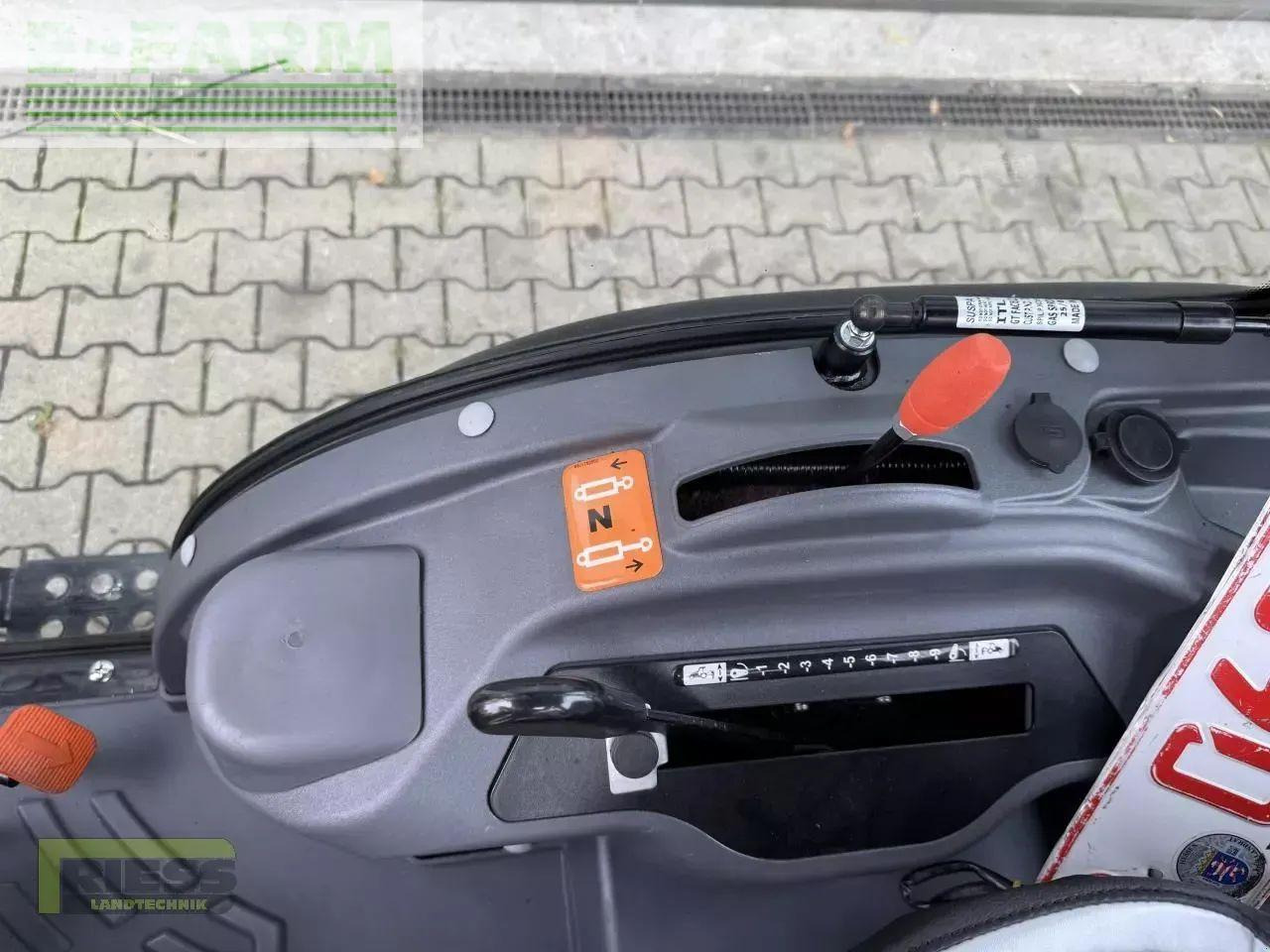 Solis 26 hst kabine panther (black) - Traktor: slika Solis 26 hst kabine panther (black) - Traktor Solis 26 hst kabine panther (black) - Traktor: slika Solis 26 hst kabine panther (black) - Traktor