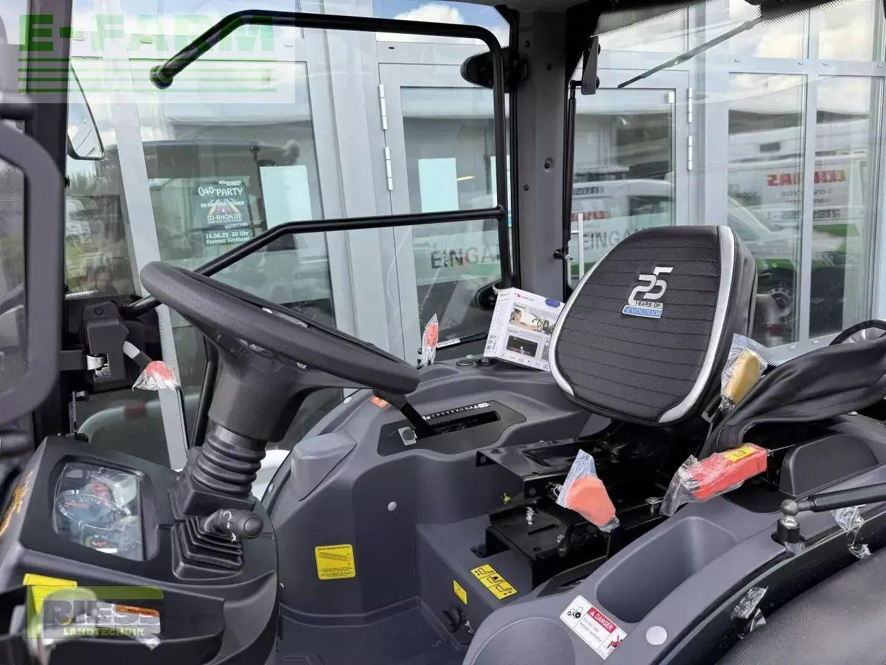 Solis 26 hst kabine panther (black) - Traktor: slika Solis 26 hst kabine panther (black) - Traktor Solis 26 hst kabine panther (black) - Traktor: slika Solis 26 hst kabine panther (black) - Traktor