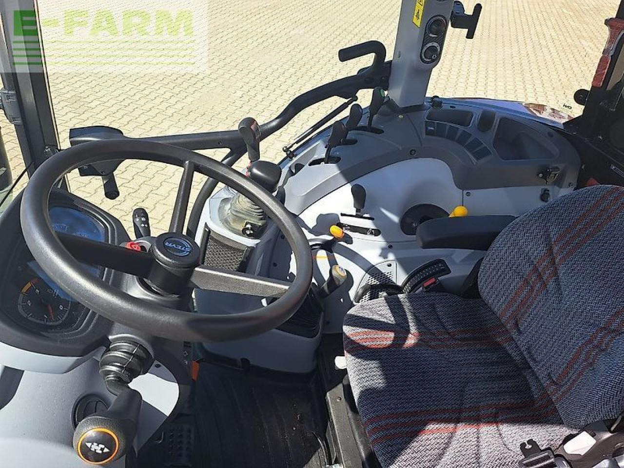 Steyr 4065 kompakt s S - Traktor: slika Steyr 4065 kompakt s S - Traktor Steyr 4065 kompakt s S - Traktor: slika Steyr 4065 kompakt s S - Traktor
