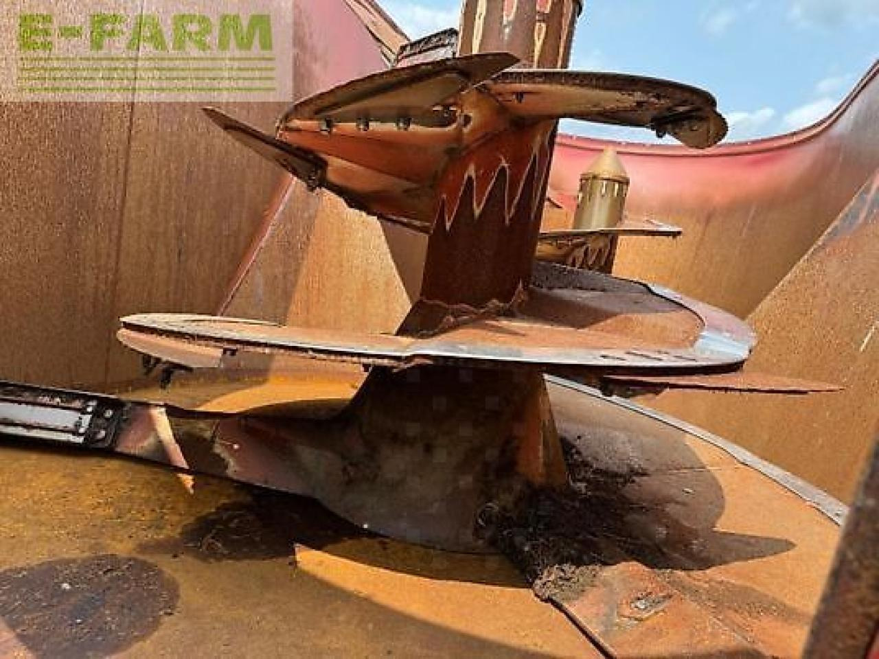 Strautmann vertimix 2401 - Oprema za stoku: slika Strautmann vertimix 2401 - Oprema za stoku Strautmann vertimix 2401 - Oprema za stoku: slika Strautmann vertimix 2401 - Oprema za stoku