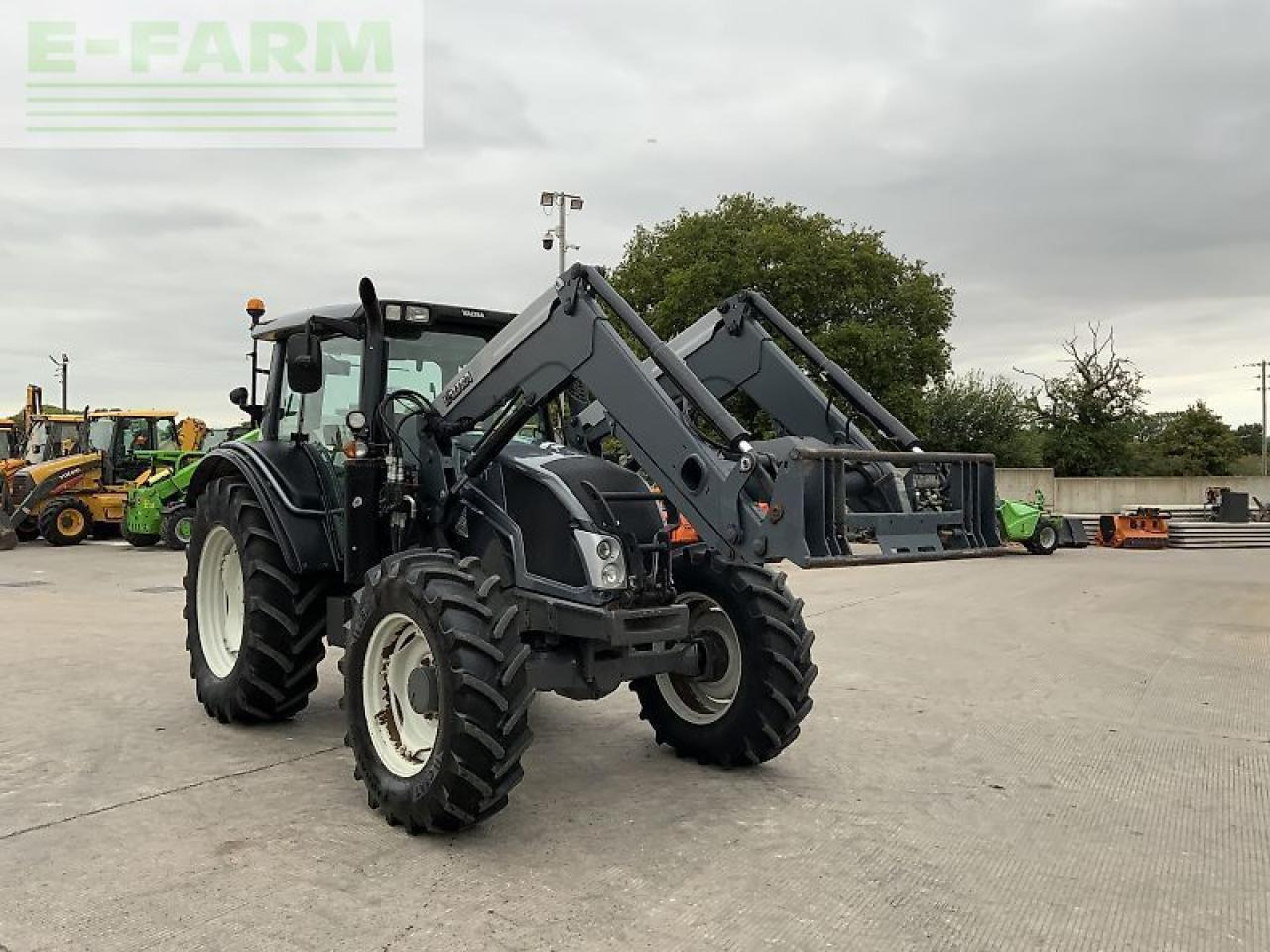 Valtra n113 hi tech tractor (st23833) - Traktor: slika Valtra n113 hi tech tractor (st23833) - Traktor Valtra n113 hi tech tractor (st23833) - Traktor: slika Valtra n113 hi tech tractor (st23833) - Traktor