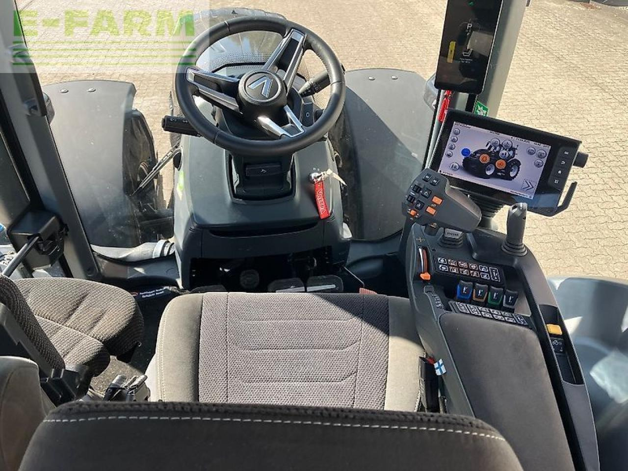 Traktor Valtra q245 (gewährleistungsverlängerung 12.2026): slika Traktor Valtra q245 (gewährleistungsverlängerung 12.2026)