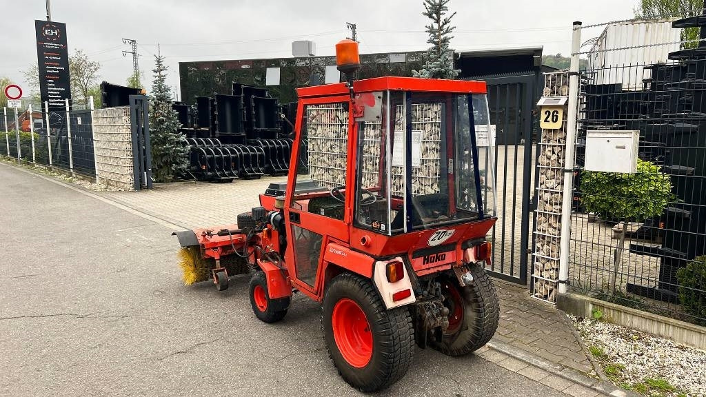 Hako 2300 D Kleintraktor, hyrd. Kehrmaschine, Zapfwelle - Općinski traktor: slika Hako 2300 D Kleintraktor, hyrd. Kehrmaschine, Zapfwelle - Općinski traktor Hako 2300 D Kleintraktor, hyrd. Kehrmaschine, Zapfwelle - Općinski traktor: slika Hako 2300 D Kleintraktor, hyrd. Kehrmaschine, Zapfwelle - Općinski traktor