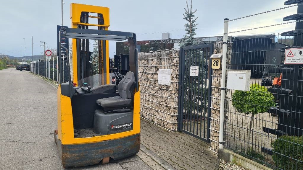 Jungheinrich ETV 216, Triplex, 6,9 m Hubhöhe, Hubkraft 1.600 kg - Regalni viličar: slika Jungheinrich ETV 216, Triplex, 6,9 m Hubhöhe, Hubkraft 1.600 kg - Regalni viličar Jungheinrich ETV 216, Triplex, 6,9 m Hubhöhe, Hubkraft 1.600 kg - Regalni viličar: slika Jungheinrich ETV 216, Triplex, 6,9 m Hubhöhe, Hubkraft 1.600 kg - Regalni viličar