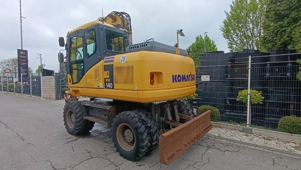 Komatsu PW 140 Mobilbagger Powertilt Schnellwechsler MS 10 - Bager na kotačima: slika Komatsu PW 140 Mobilbagger Powertilt Schnellwechsler MS 10 - Bager na kotačima Komatsu PW 140 Mobilbagger Powertilt Schnellwechsler MS 10 - Bager na kotačima: slika Komatsu PW 140 Mobilbagger Powertilt Schnellwechsler MS 10 - Bager na kotačima