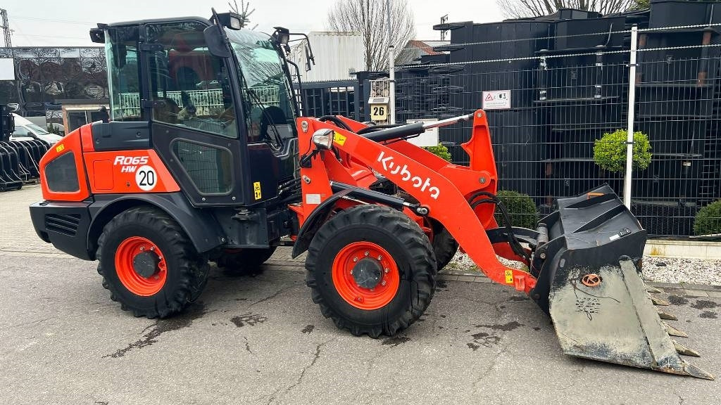 Kubota R 065, Radlader, hydr. Schnellwechsler, Schaufel - Utovarivač na kotačima: slika Kubota R 065, Radlader, hydr. Schnellwechsler, Schaufel - Utovarivač na kotačima Kubota R 065, Radlader, hydr. Schnellwechsler, Schaufel - Utovarivač na kotačima: slika Kubota R 065, Radlader, hydr. Schnellwechsler, Schaufel - Utovarivač na kotačima
