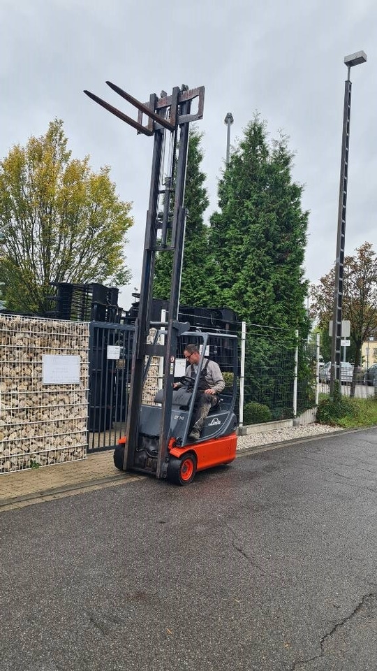 Linde E 14-02, Tripplex bis 4,5 m, Hubkraft 1.400 kg  - Električni viličar: slika Linde E 14-02, Tripplex bis 4,5 m, Hubkraft 1.400 kg  - Električni viličar Linde E 14-02, Tripplex bis 4,5 m, Hubkraft 1.400 kg  - Električni viličar: slika Linde E 14-02, Tripplex bis 4,5 m, Hubkraft 1.400 kg  - Električni viličar