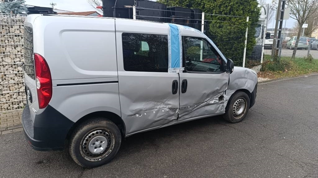 Opel Combo Kastenwagen Transp. Seitenschaden fahrbereit - Dostavno vozilo sa zatvorenim sandukom: slika Opel Combo Kastenwagen Transp. Seitenschaden fahrbereit - Dostavno vozilo sa zatvorenim sandukom Opel Combo Kastenwagen Transp. Seitenschaden fahrbereit - Dostavno vozilo sa zatvorenim sandukom: slika Opel Combo Kastenwagen Transp. Seitenschaden fahrbereit - Dostavno vozilo sa zatvorenim sandukom