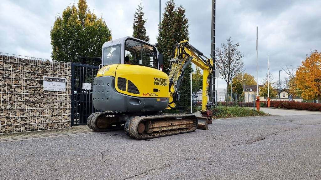 Wacker Neuson Minibagger 6003 RD, Verstellausl., MS08, Powertilt - Mini bager: slika Wacker Neuson Minibagger 6003 RD, Verstellausl., MS08, Powertilt - Mini bager Wacker Neuson Minibagger 6003 RD, Verstellausl., MS08, Powertilt - Mini bager: slika Wacker Neuson Minibagger 6003 RD, Verstellausl., MS08, Powertilt - Mini bager