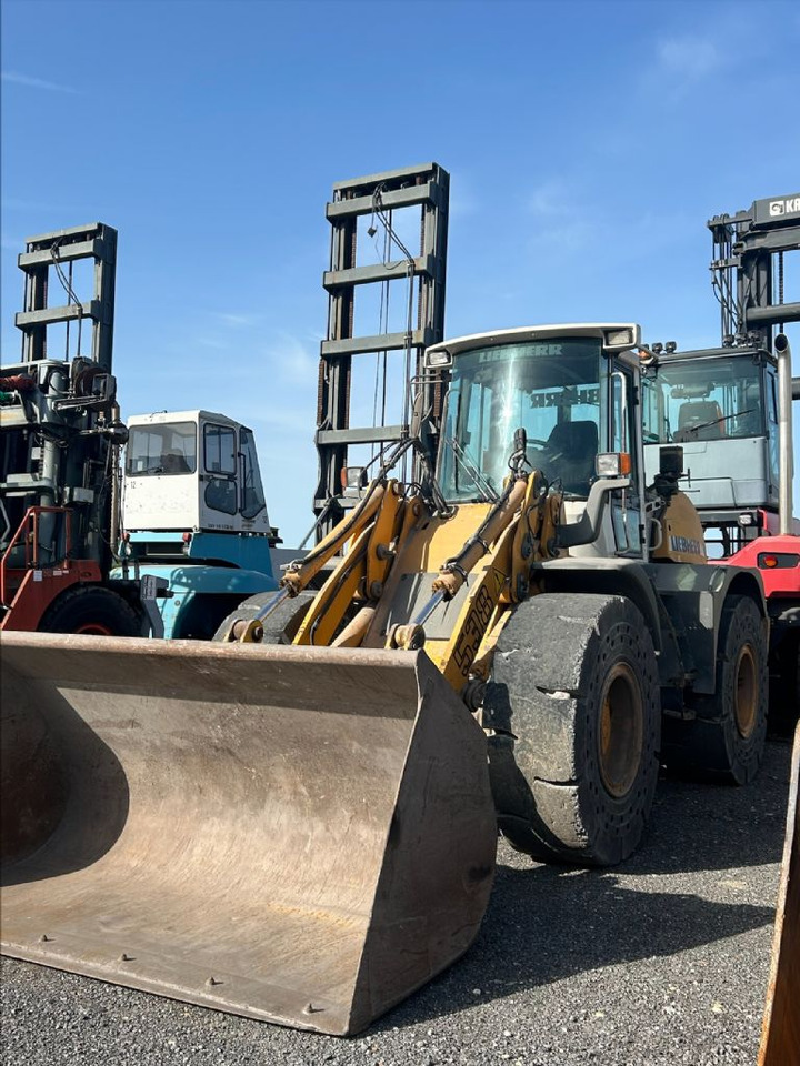 Liebherr L538 - Utovarivač na kotačima: slika Liebherr L538 - Utovarivač na kotačima Liebherr L538 - Utovarivač na kotačima: slika Liebherr L538 - Utovarivač na kotačima