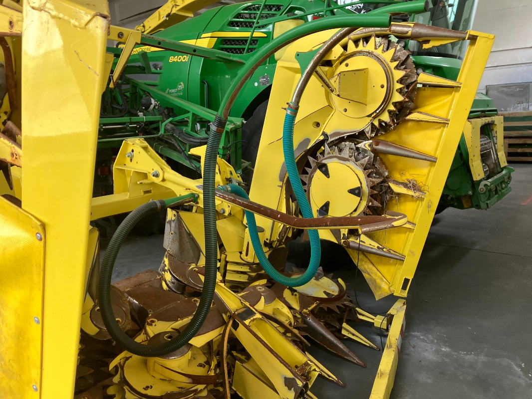 John Deere 8400i mit Kemper 360 und Pick-Up 639 - Kombajn: slika John Deere 8400i mit Kemper 360 und Pick-Up 639 - Kombajn John Deere 8400i mit Kemper 360 und Pick-Up 639 - Kombajn: slika John Deere 8400i mit Kemper 360 und Pick-Up 639 - Kombajn