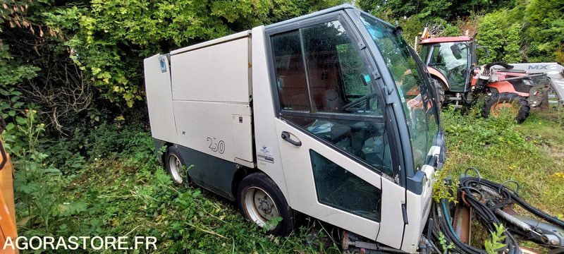 BALAYEUSE AEBI MFH 2500 - Cestovna čistilica: slika  BALAYEUSE AEBI MFH 2500 - Cestovna čistilica BALAYEUSE AEBI MFH 2500 - Cestovna čistilica: slika  BALAYEUSE AEBI MFH 2500 - Cestovna čistilica