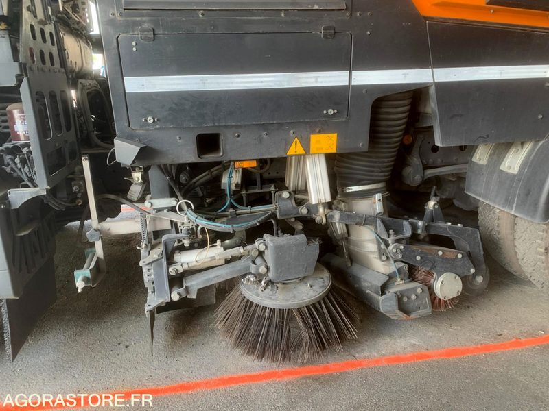 BALAYEUSE COMPOSÉE D'UN PORTEUR MERCEDES ET D'UN SYSTÈME DE BALAYAGE SCHMIDT - Cestovna čistilica: slika BALAYEUSE COMPOSÉE D'UN PORTEUR MERCEDES ET D'UN SYSTÈME DE BALAYAGE SCHMIDT - Cestovna čistilica BALAYEUSE COMPOSÉE D'UN PORTEUR MERCEDES ET D'UN SYSTÈME DE BALAYAGE SCHMIDT - Cestovna čistilica: slika BALAYEUSE COMPOSÉE D'UN PORTEUR MERCEDES ET D'UN SYSTÈME DE BALAYAGE SCHMIDT - Cestovna čistilica