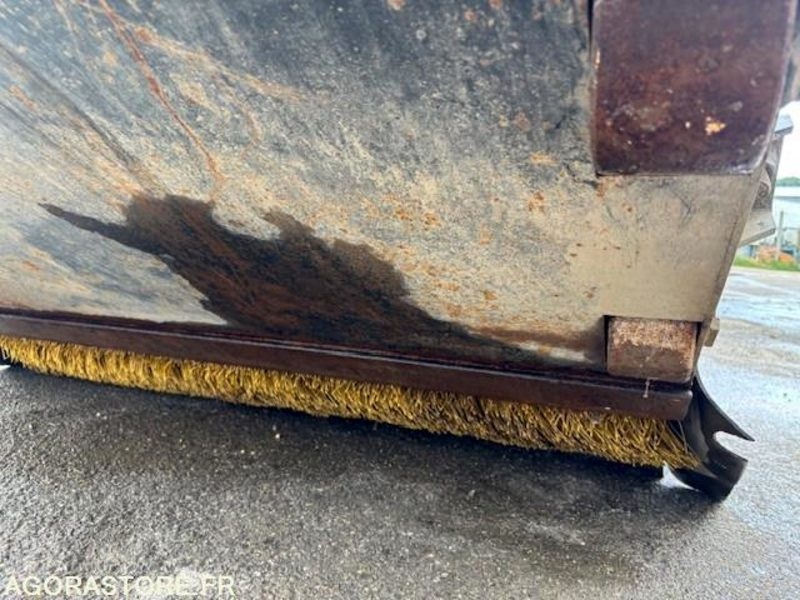 BALAYEUSE RAMASSEUSE AVEC ARROSAGE POUR SKID 155 CM - Cestovna čistilica: slika BALAYEUSE RAMASSEUSE AVEC ARROSAGE POUR SKID 155 CM - Cestovna čistilica BALAYEUSE RAMASSEUSE AVEC ARROSAGE POUR SKID 155 CM - Cestovna čistilica: slika BALAYEUSE RAMASSEUSE AVEC ARROSAGE POUR SKID 155 CM - Cestovna čistilica