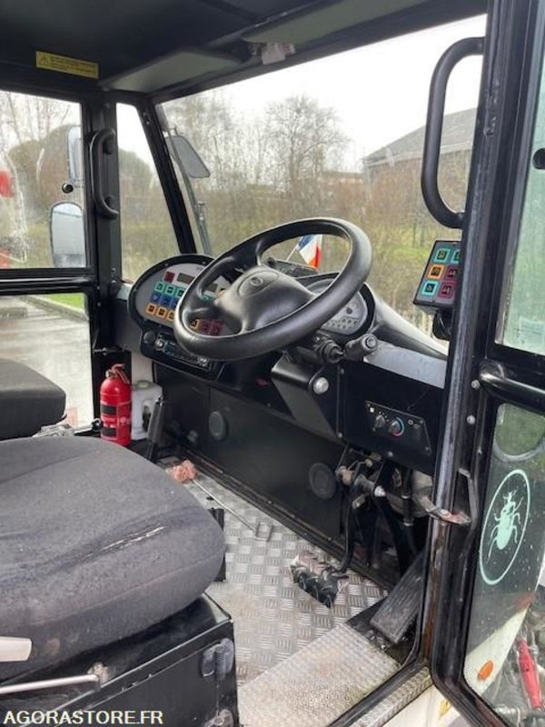 Balayeuse Scarab Minor Euro 5 - 7550 heures et 41016km - 2011 - Cestovna čistilica: slika Balayeuse Scarab Minor Euro 5 - 7550 heures et 41016km - 2011 - Cestovna čistilica Balayeuse Scarab Minor Euro 5 - 7550 heures et 41016km - 2011 - Cestovna čistilica: slika Balayeuse Scarab Minor Euro 5 - 7550 heures et 41016km - 2011 - Cestovna čistilica