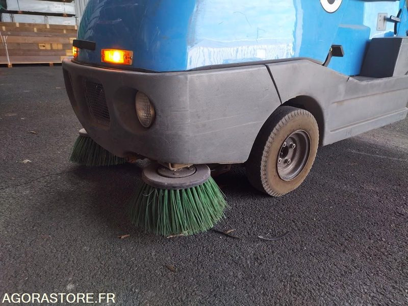 Balayeuse aspiratrice de trottoirs TENNANT LITTER HAWK 4100 - Cestovna čistilica: slika Balayeuse aspiratrice de trottoirs TENNANT LITTER HAWK 4100 - Cestovna čistilica Balayeuse aspiratrice de trottoirs TENNANT LITTER HAWK 4100 - Cestovna čistilica: slika Balayeuse aspiratrice de trottoirs TENNANT LITTER HAWK 4100 - Cestovna čistilica