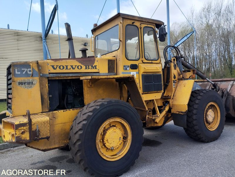 CHARGEUSE SUR PNEUS VOLVO L70 de 1993 n°9930 HS A REPARER - Utovarivač: slika CHARGEUSE SUR PNEUS VOLVO L70 de 1993 n°9930 HS A REPARER - Utovarivač CHARGEUSE SUR PNEUS VOLVO L70 de 1993 n°9930 HS A REPARER - Utovarivač: slika CHARGEUSE SUR PNEUS VOLVO L70 de 1993 n°9930 HS A REPARER - Utovarivač